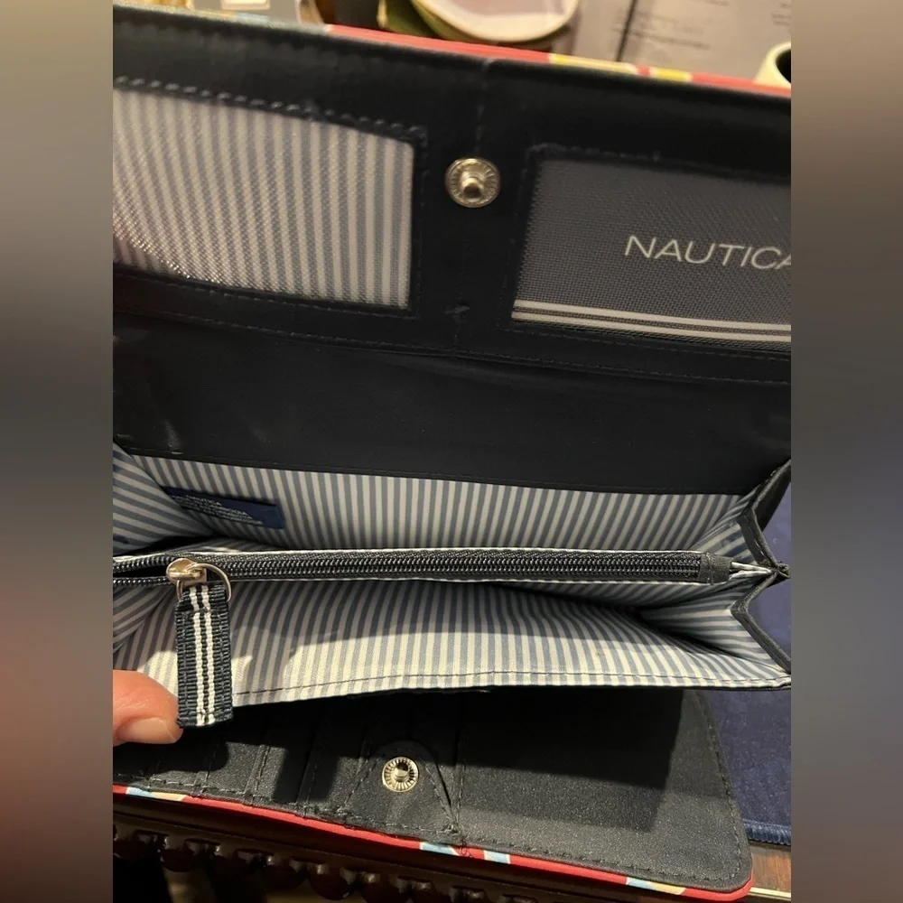 NWT Nautica Women Signature Wallet • Nautica